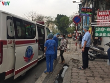 1 phụ nữ ở Hà Nội tức ngực và khó thở, xe cấp cứu lập tức có mặt