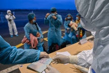 100 sinh viên Đại học Y tình nguyện đến sân bay Nội Bài chặn dịch