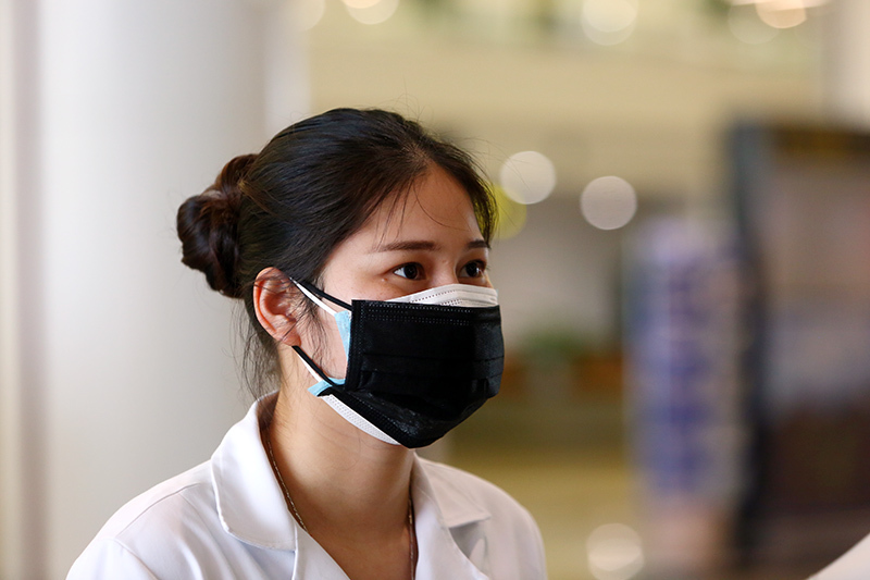 Tình huống khó xử và quyết định bất ngờ của nữ bác sĩ ở sân bay Nội Bài