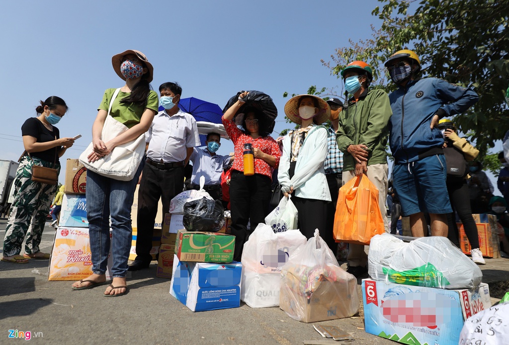 canh dong duc nhu cho phien truoc cong khu cach ly o tphcm