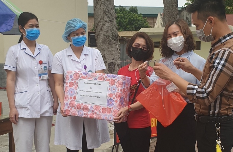 Cô giáo mầm non tự tay làm mặt nạ phòng giọt bắn tặng bác sĩ chống dịch Covid-19