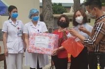 Cô giáo mầm non tự tay làm mặt nạ phòng giọt bắn tặng bác sĩ chống dịch Covid-19