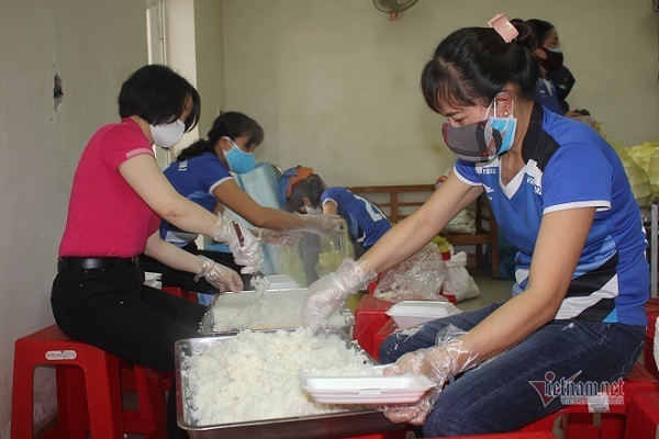 Những cô giáo tình nguyện đi nấu ăn ở khu cách ly biên giới