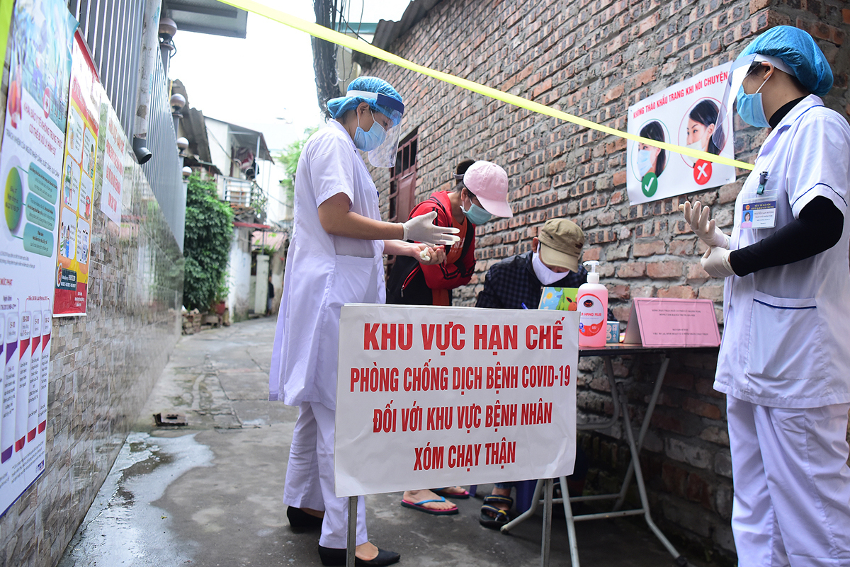 Hà Nội lập chốt ở xóm chạy thận Bạch Mai