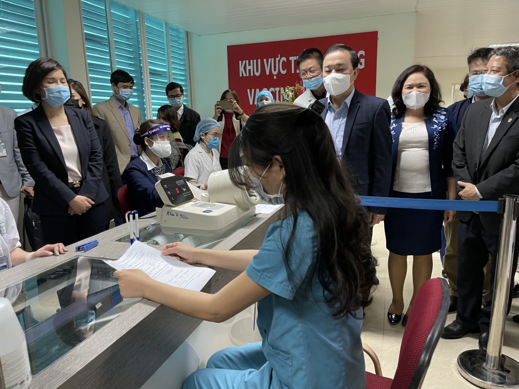 Phó Chủ tịch UBND thành phố Hà Nội Chử Xuân Dũng cùng lãnh đạo Viện Vệ sinh dịch tễ trung ương, lãnh đạo Sở Y tế Hà Nội đã đi kiểm tra tất cả các quy trình tiêm chủng