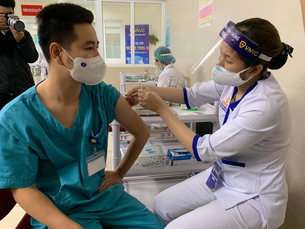 7h45 bắt đầu triển khai tiêm vắc xin Covid-19 cho nhân viên y tế, bác sĩ BV Thanh Nhàn