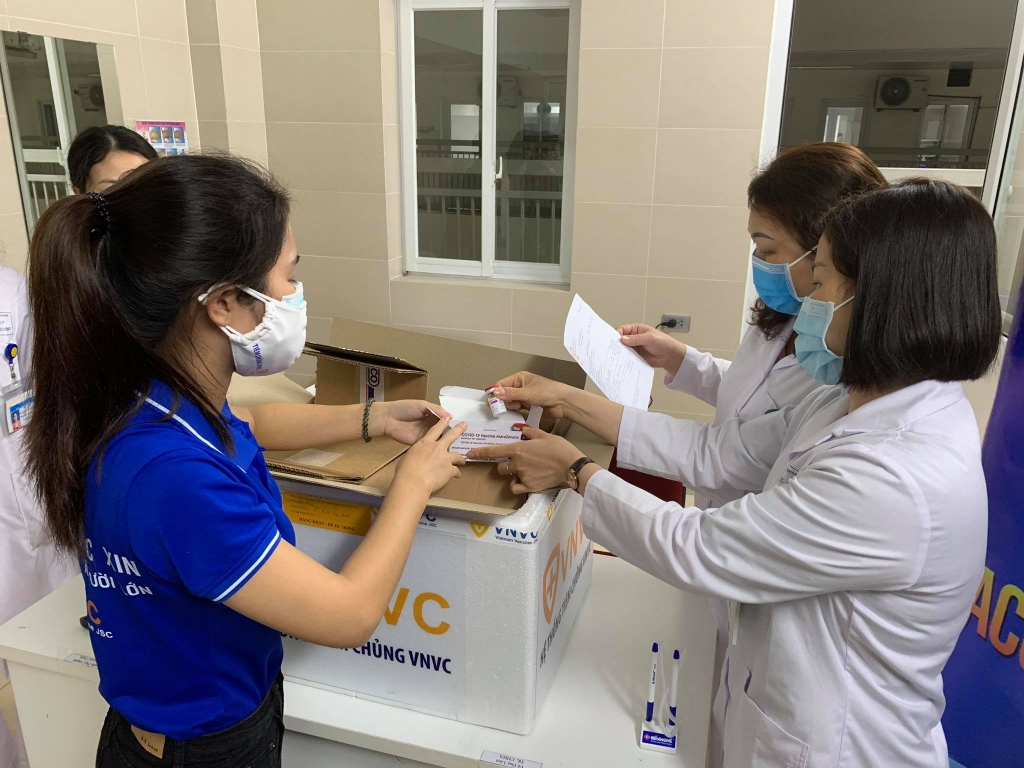 Những thùng vắc xin Covid-19 đầu tiên được chuyển tới bệnh viện Thanh Nhàn