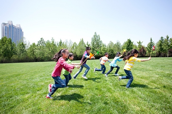 Để trẻ vui chơi trong những hoạt động ngoài trời có hiệu quả tích cực hơn rất nhiều