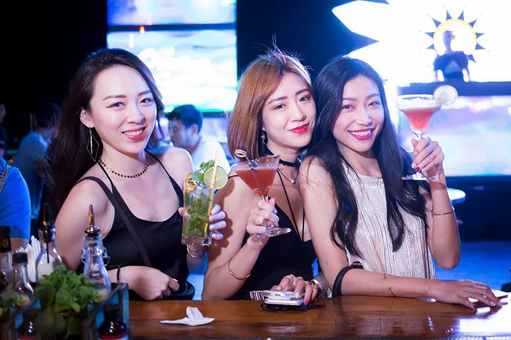 Cám dỗ và nước mắt của nghề chụp ảnh trong bar