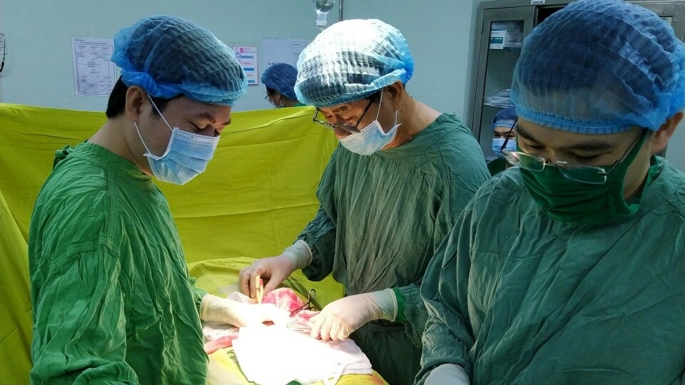 Suýt mất "của quý" vì biến chứng do tiêm silicon lỏng