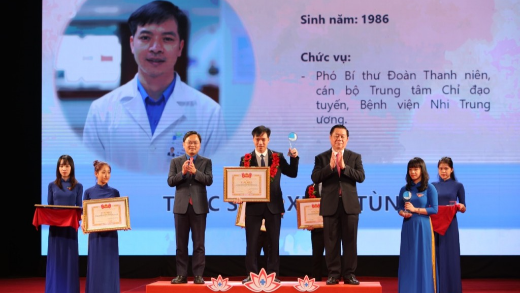 Vinh danh 10 thầy thuốc trẻ Việt Nam tiêu biểu năm 2021