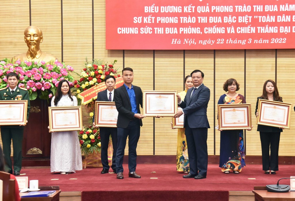 Bí thư Thành ủy Đinh Tiến Dũng trao Bằng khen của Thủ tướng Chính phủ cho 8 tập thể
