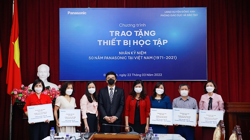 15 trường học nhận "tủ sách bền vững" và thiết bị học tập trực tuyến từ Panasonic