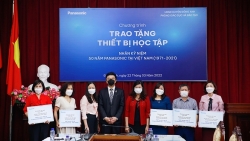15 trường học nhận "tủ sách bền vững" và thiết bị học tập trực tuyến từ Panasonic