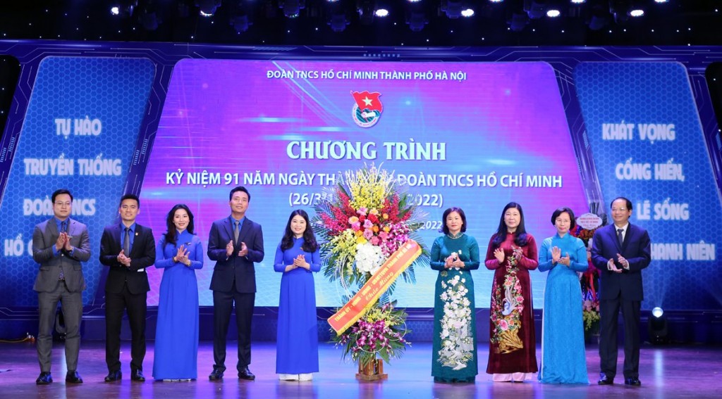 Lãnh đạo Thành uỷ Hà Nội tặng hoa chúc mừng Đoàn Thanh niên thành phố