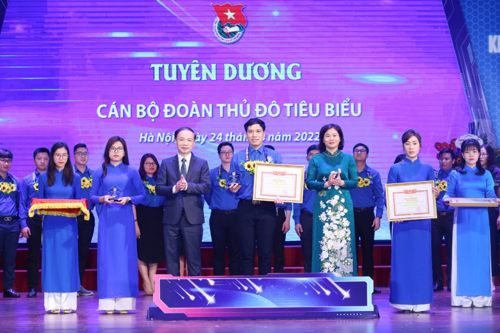 Đồng chí Phạm Tất Thắng, Phó Trưởng ban Thường trực Ban Dân vận Trung ương Đảng và đồng chí Nguyễn Thị Tuyến, Phó Bí thư Thường trực Thành ủy Hà Nội tặng bằng khen cho cán bộ Đoàn Thủ đô tiêu biểu