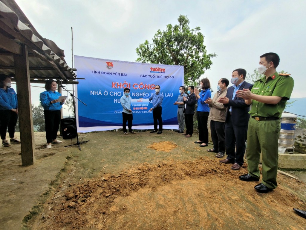 Lễ khởi công nhà ở cho hộ nghèo ở xã Pá Lau, huyện Trạm Tấu, tỉnh Yên Bái.