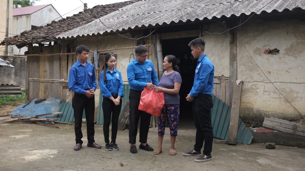 Anh Nguyễn Quốc Việt thay mặt Đoàn trường Đại học Công đoàn tặng quà cho bà con có hoàn cảnh khó khăn