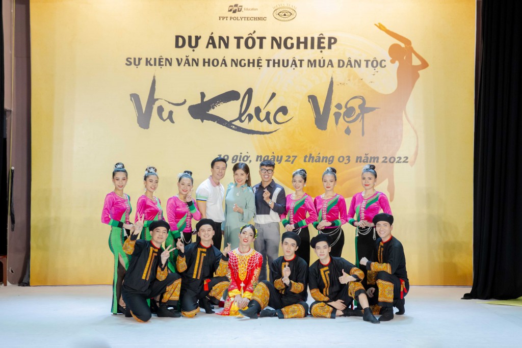Đạo diễn Lê Việt (áo trắng) cùng các diễn viên đoàn múa Ngọc Trai Việt