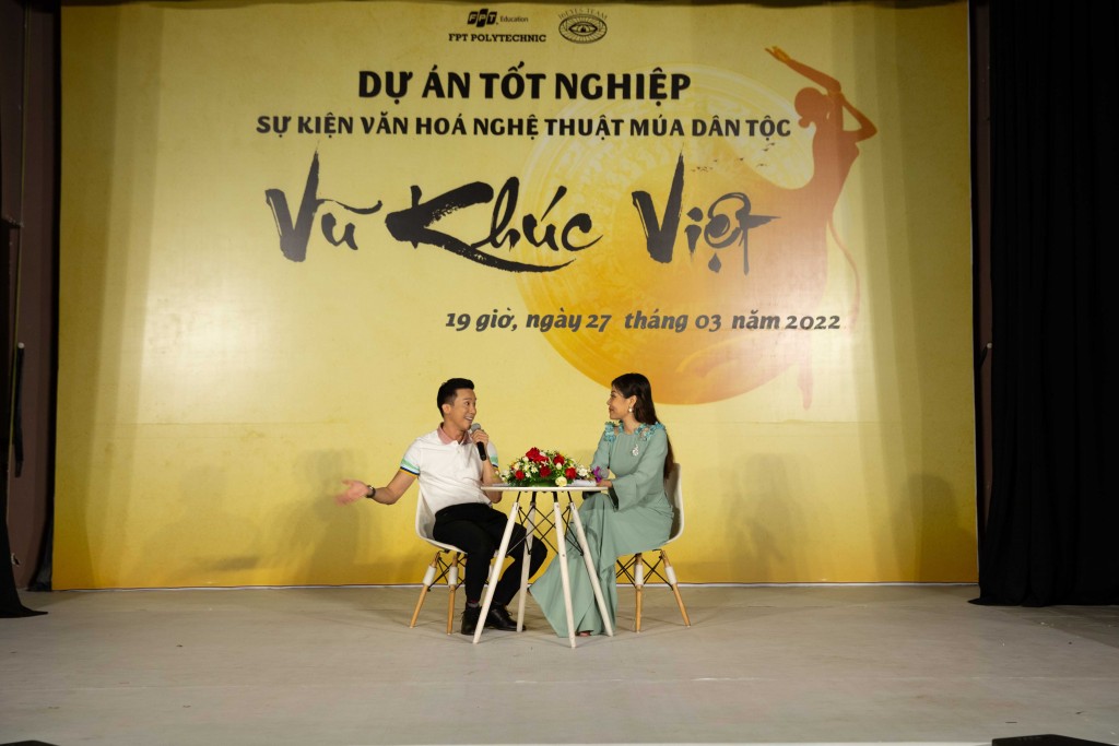 Đạo diễn Lê Việt (áo trắng) chia sẻ tại chương trình