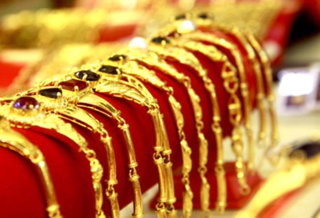 Giá vàng hôm nay (12/4): Vàng thoái lui từ đỉnh, USD tăng nhẹ