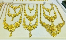 Giá vàng hôm nay (24/4): Vàng lăn tăn sóng, USD đi ngang