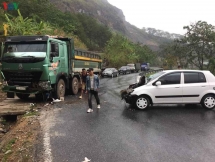 xe con nat dau sau khi va cham voi xe tai tren deo tang quai