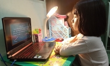 Bố mẹ chật vật kèm con học tại nhà