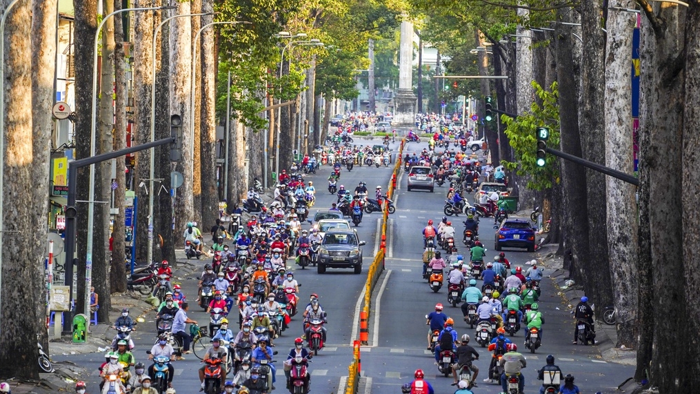 Đường phố TPHCM đông đúc trong thời gian cách ly toàn xã hội