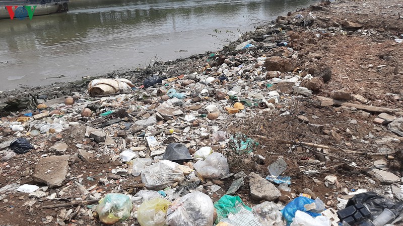 nhieu kenh rach tai tphcm dang gong minh cong rac