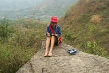 Học sinh leo đồi, thầy cô gọi điện thoại dạy học trực tuyến