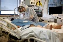 Hiện tượng chưa có tiền lệ ở người mắc Covid-19 làm bác sĩ “đau đầu“
