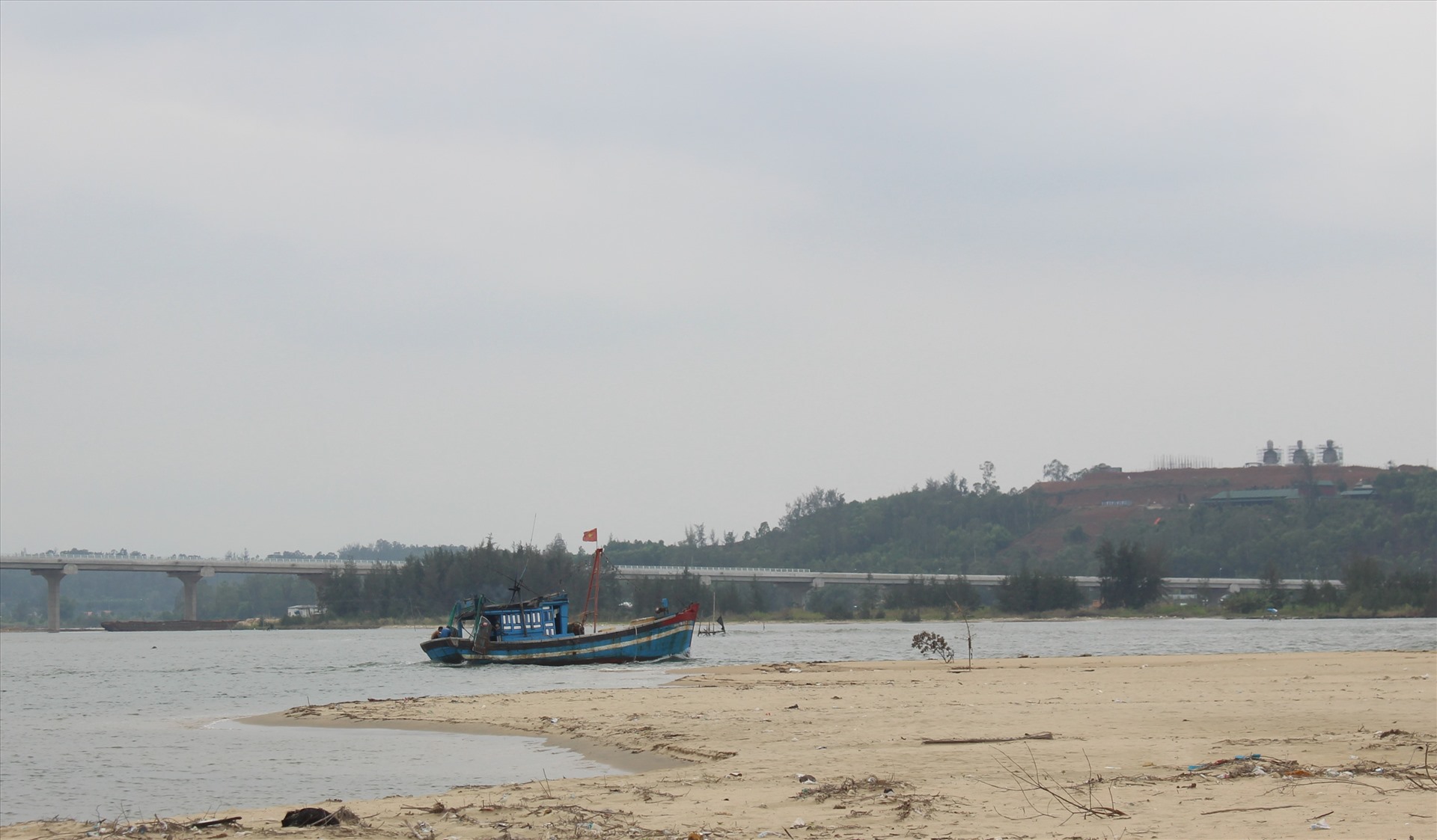 Cửa biển ở Quảng Ngãi bị bồi lấp nhiều năm: Cả vạn ngư dân khốn khó