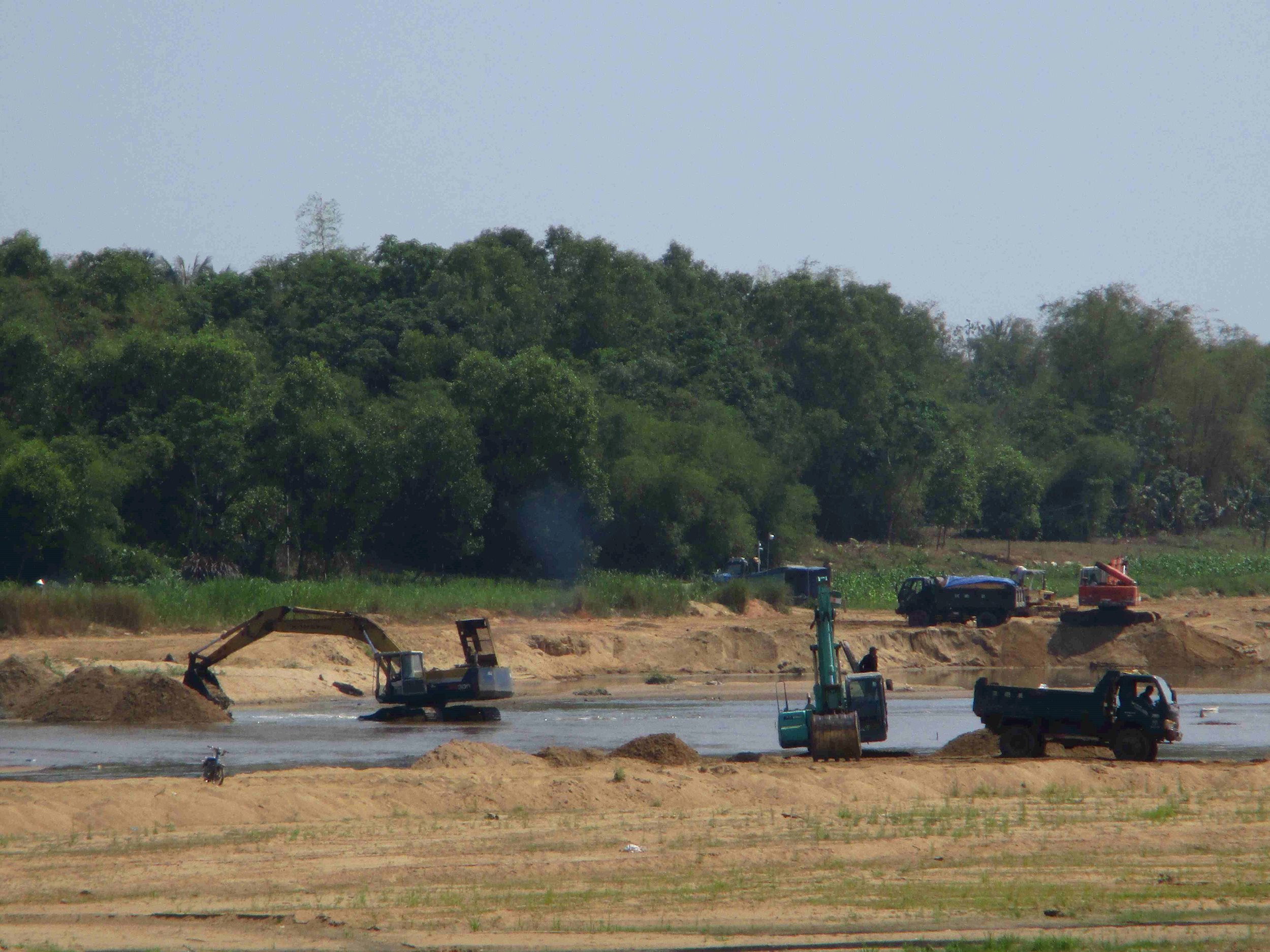 Bình Định: Sông Lại Giang “kêu cứu” vì doanh nghiệp không hoàn thổ sau khai thác cát binh dinh song lai giang keu cuu vi doanh nghiep khong hoan tho sau khai thac cat