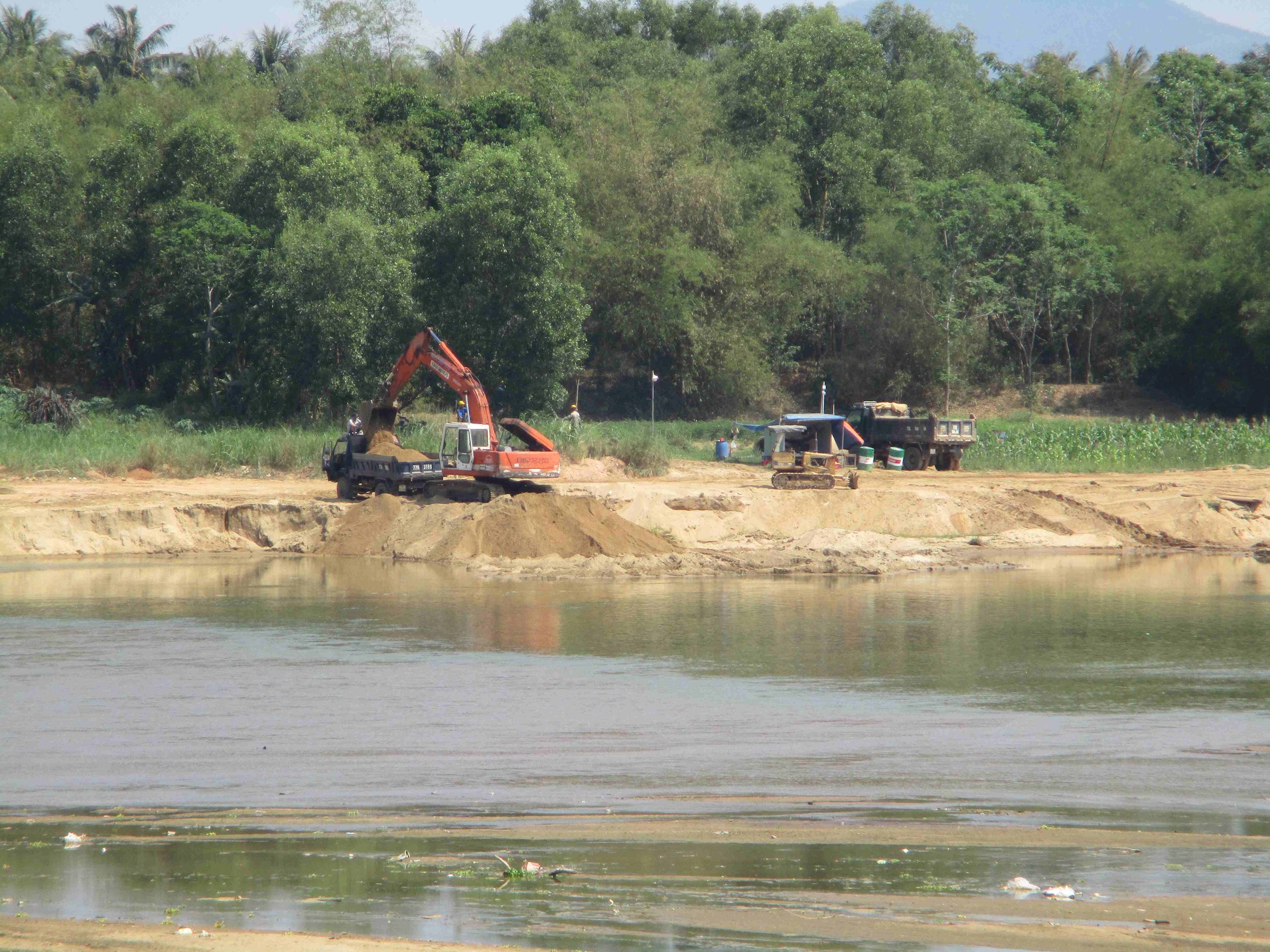 Bình Định: Sông Lại Giang “kêu cứu” vì doanh nghiệp không hoàn thổ sau khai thác cát binh dinh song lai giang keu cuu vi doanh nghiep khong hoan tho sau khai thac cat