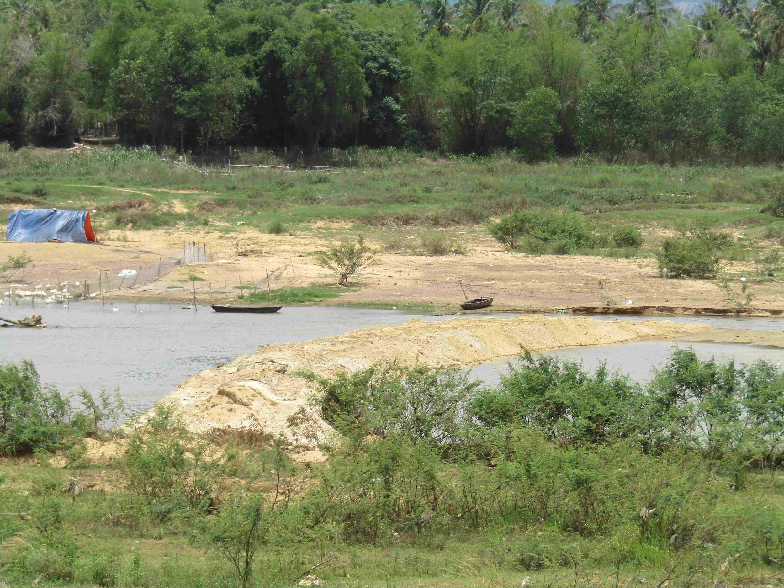 Bình Định: Sông Lại Giang “kêu cứu” vì doanh nghiệp không hoàn thổ sau khai thác cát binh dinh song lai giang keu cuu vi doanh nghiep khong hoan tho sau khai thac cat
