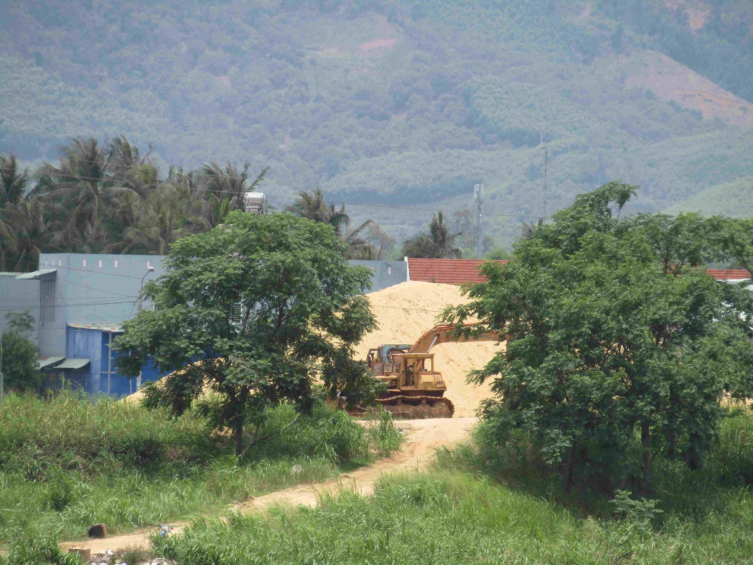 Bình Định: Sông Lại Giang “kêu cứu” vì doanh nghiệp không hoàn thổ sau khai thác cát binh dinh song lai giang keu cuu vi doanh nghiep khong hoan tho sau khai thac cat