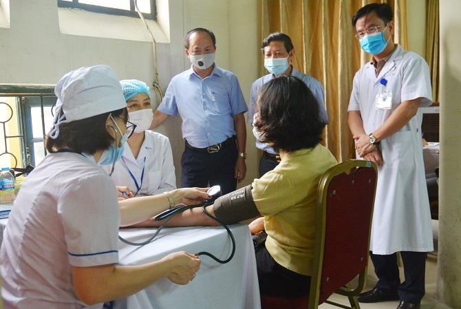PGS.TS Hoàng Đức Hạnh, Phó Giám đốc Sở Y tế Hà Nội đã kiểm tra công tác tiêm chủng vắc xin Covid-19 tại quận Đống Đa.