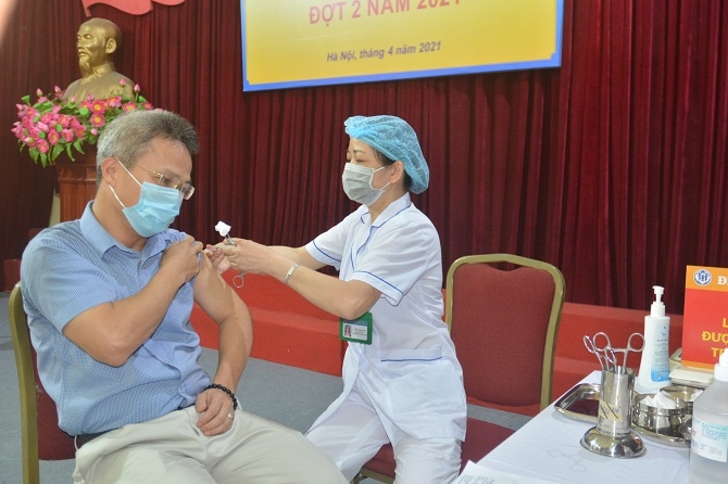 Tiến sĩ Lê Hưng, Trưởng phòng Nghiệp vụ Y - Sở Y tế Hà Nội tham gia tiêm chủng vắc xin Covid-19 đợt 2 năm 2021