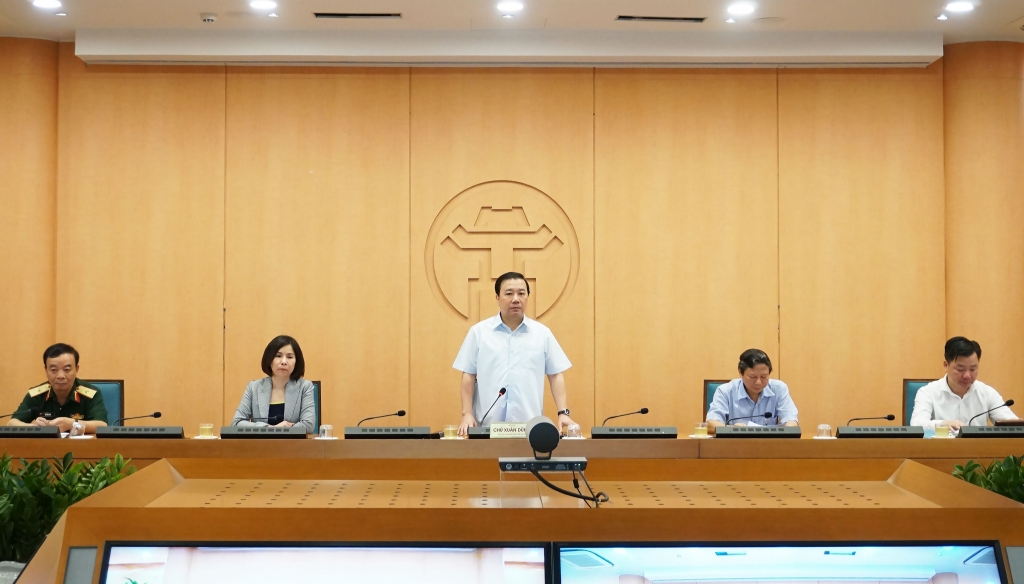 Phó Chủ tịch UBND TP Hà Nội Chử Xuân Dũng phát biểu tại cuộc họp