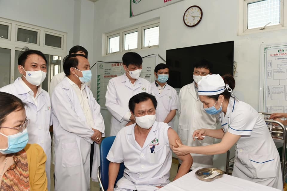 GS.TS Nguyễn Thanh Long- Ủy viên Trung ương Đảng- Bộ trưởng Bộ Y tế kiểm tra công tác  tiêm chủng vắc xin COVID-19 tại Bệnh viện hữu nghị đa khoa Nghệ An