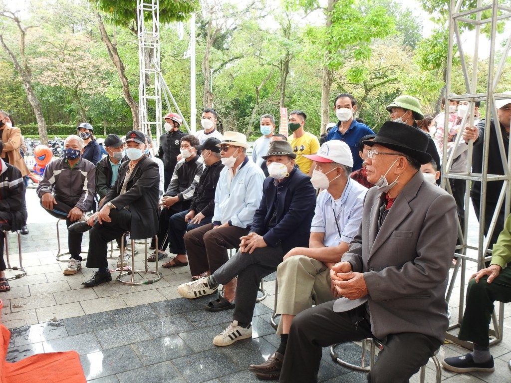 Ông Nguyễn văn Nha (80 tuổi, trú tại đường Phạm Hồng Thái, thị xã Sơn Tây) hào hừng cho biết, chất lượng các đô vật tại giải Phùng Hưng lần thứ nhất khiến ông bất ngờ, vui thích