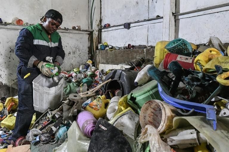 Trung bình thế giới thải ra 300 triệu tấn rác thải nhựa mỗi năm (Ảnh: AFP)