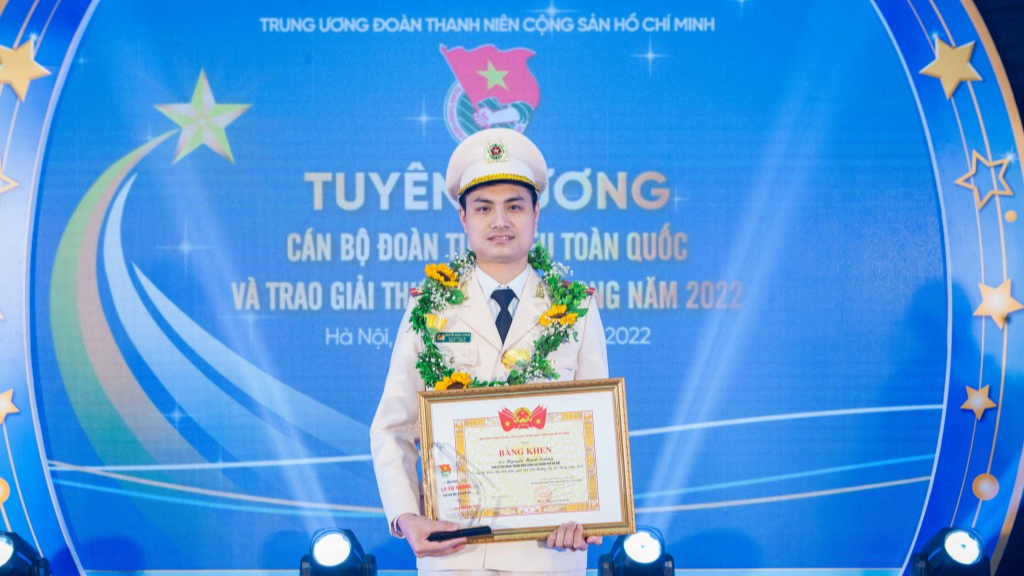 Đại uý Nguyễn Mạnh Cường nhận Bằng khen và Giải thưởng Lý Tự Trọng năm 2022