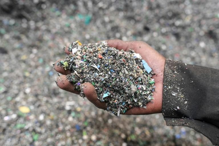 Nhựa gia dụng và nhựa công nghiệp được phân thành những mảnh nhiều màu sắc trộn với cát, chịu nhiệt độ cực cao và được đúc thành gạch (Ảnh: AFP)