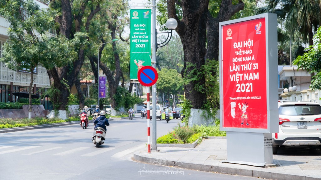 Pano, băng rôn tuyên truyền, cổ động SEA Games 31 được bố trí trên phố Lê Hồng Phong, gần Trung tâm Hội nghị quốc tế