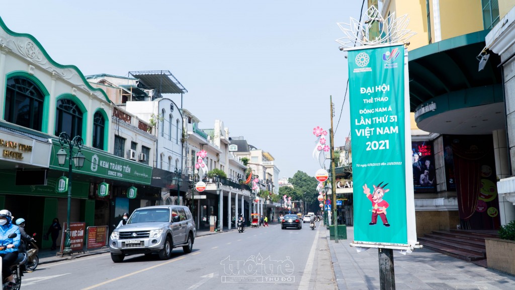 Pano cổ động SEA Games 31 trên phố Tràng Tiền