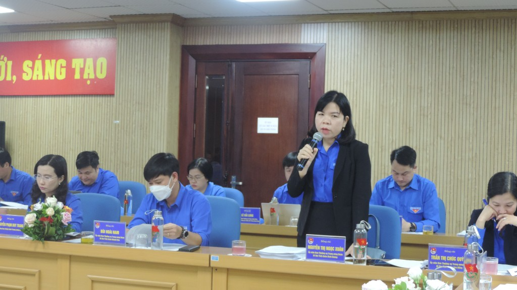 Chị Nguyễn Thị Ngọc Xuân, Bí thư Tỉnh đoàn Bình Dương phát biểu ý kiến tại hội nghị