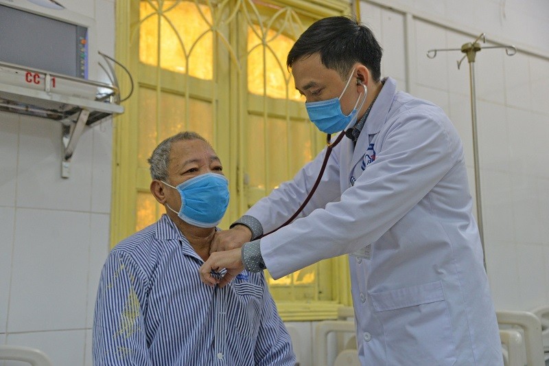 BSCKI Nguyễn Công Bình, khoa Cấp cứu, Bệnh viện Nội tiết Trung ương khám cho các bệnh nhân