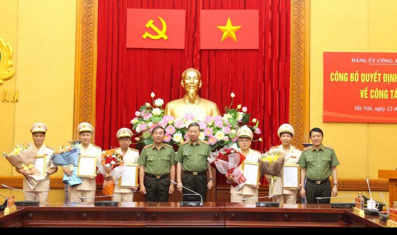 Bộ trưởng Tô Lâm với các đồng chí trong Ban Thường vụ Đảng ủy Công an Trung ương chúc mừng các đồng chí nhận quyết định tại buổi lễ.